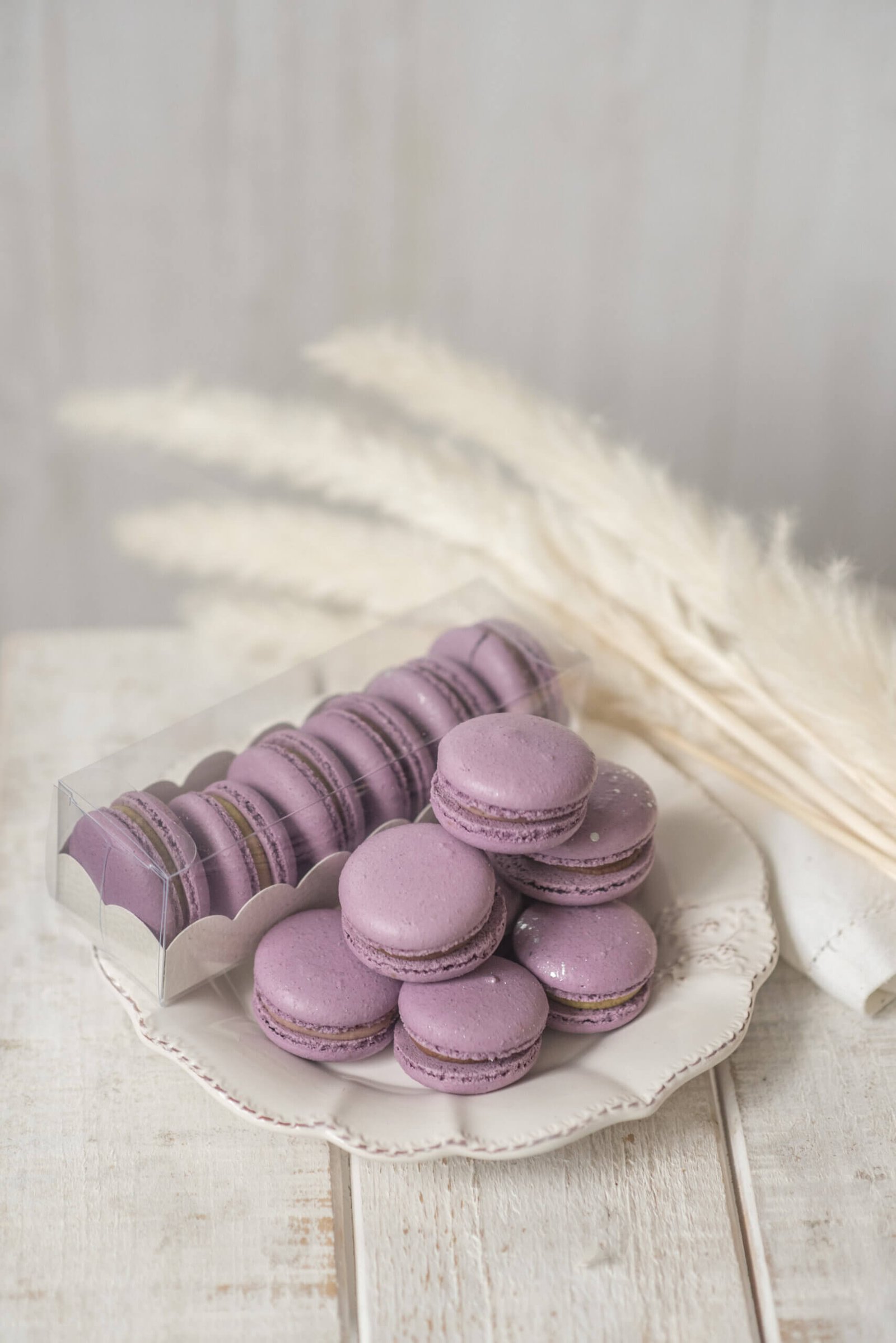 Macarons français réalisés en atelier de pâtisserie