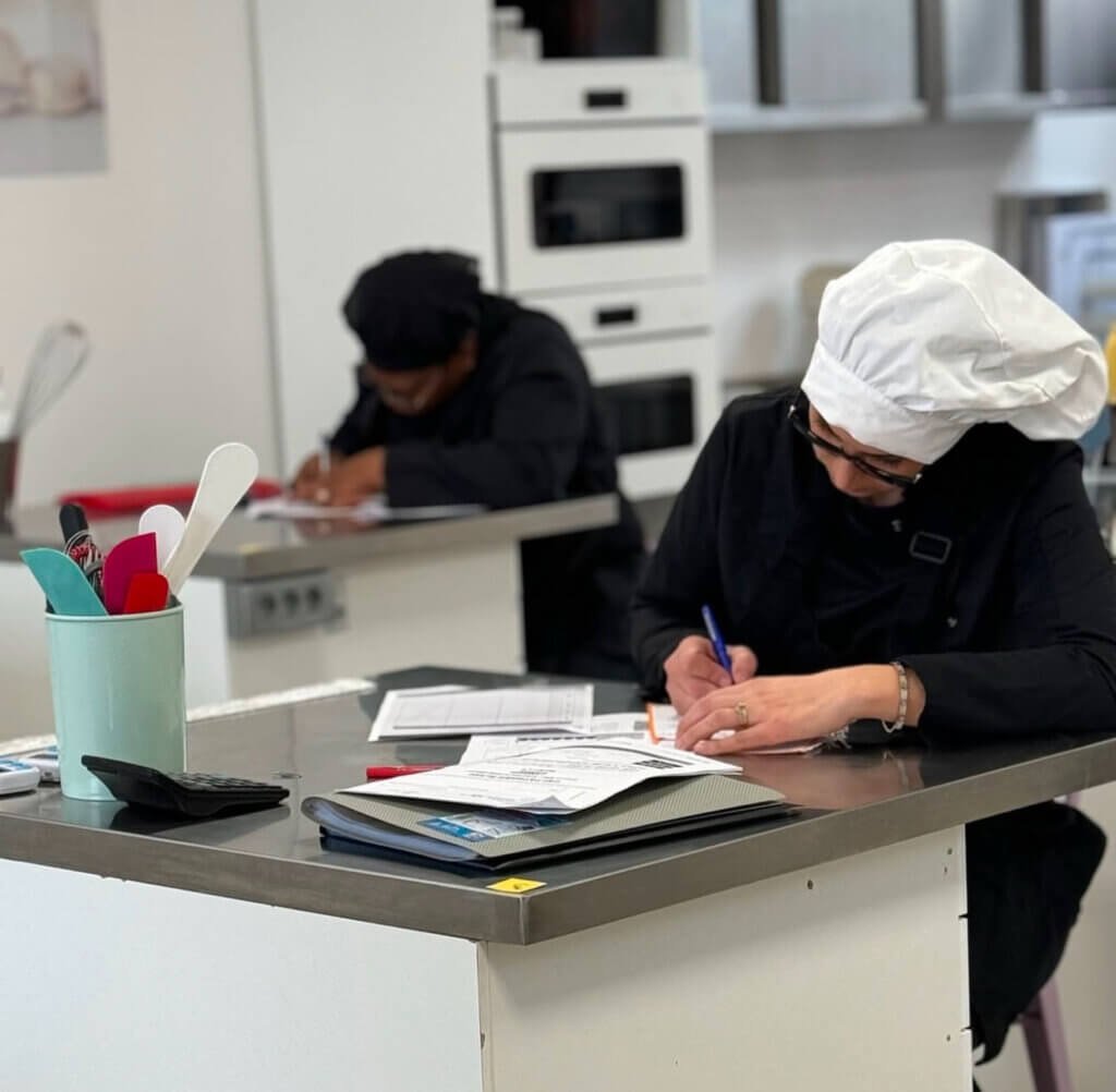 Atelier pâtisserie pour la formation CAP Blanc
