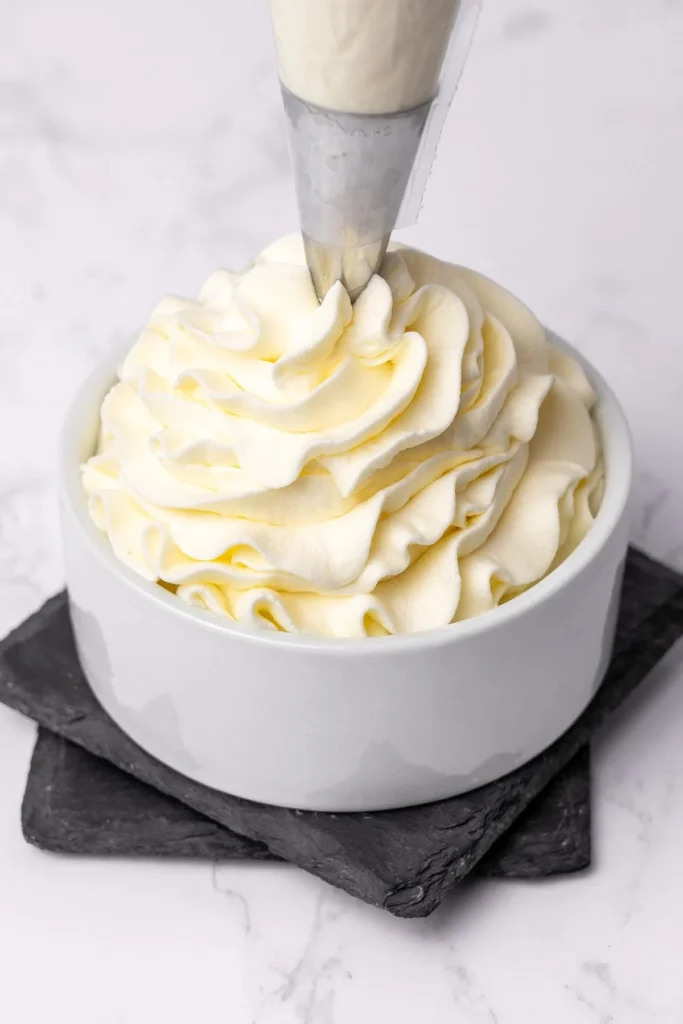 Préparation de crème Chantilly Mascarpone en pâtisserie