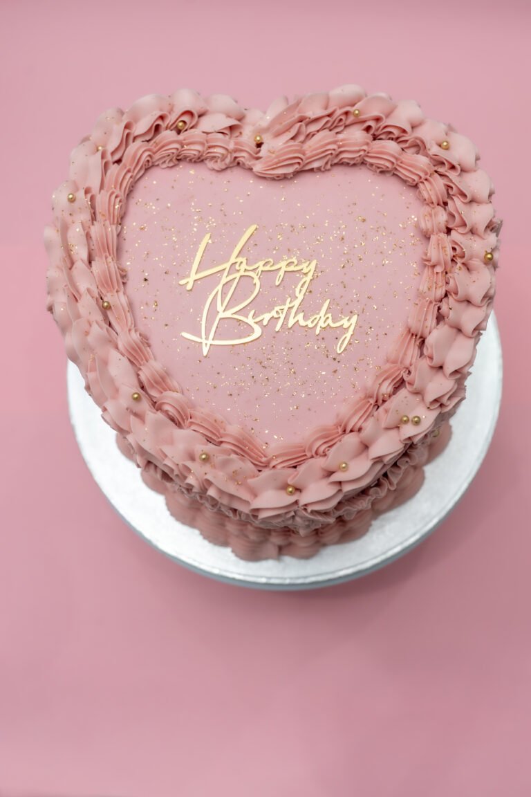 Vintage cake en forme de cœur avec inscription “Happy Birthday”, décor rétro élégant