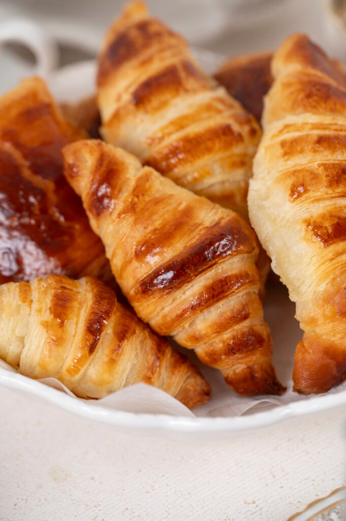 préparation pâte viennoiseries maison dans saladier