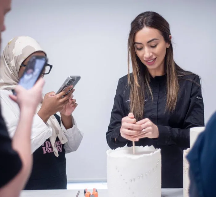 Ahlem Moslah, directrice de formation, transmet un geste pâtissier en atelier