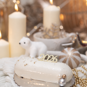 Bûche de Noël au glaçage blanc, décor de fêtes 2026