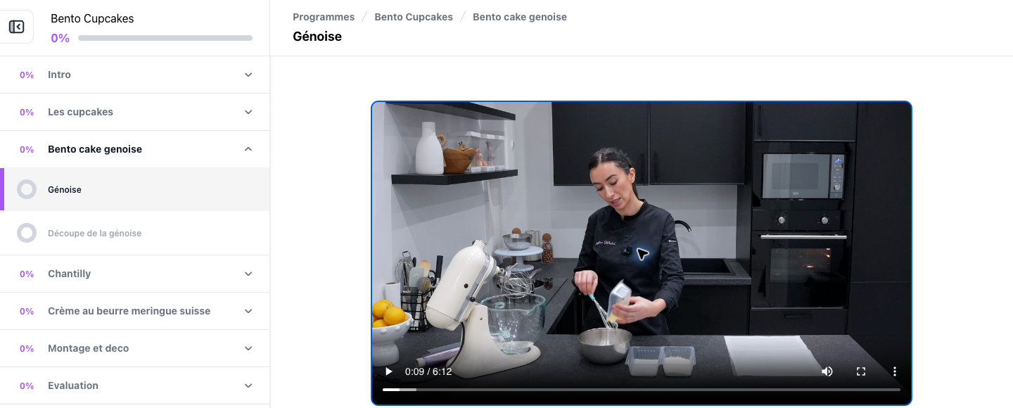 Ahlem en cuisine pendant une démonstration vidéo Dream Pastry
