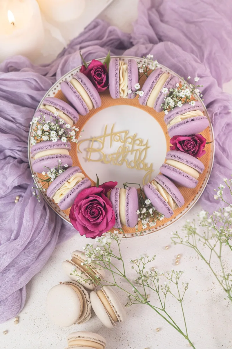 Macarons colorés préparés en atelier pâtisserie Dream Pastry à Rosny-sous-Bois (93)