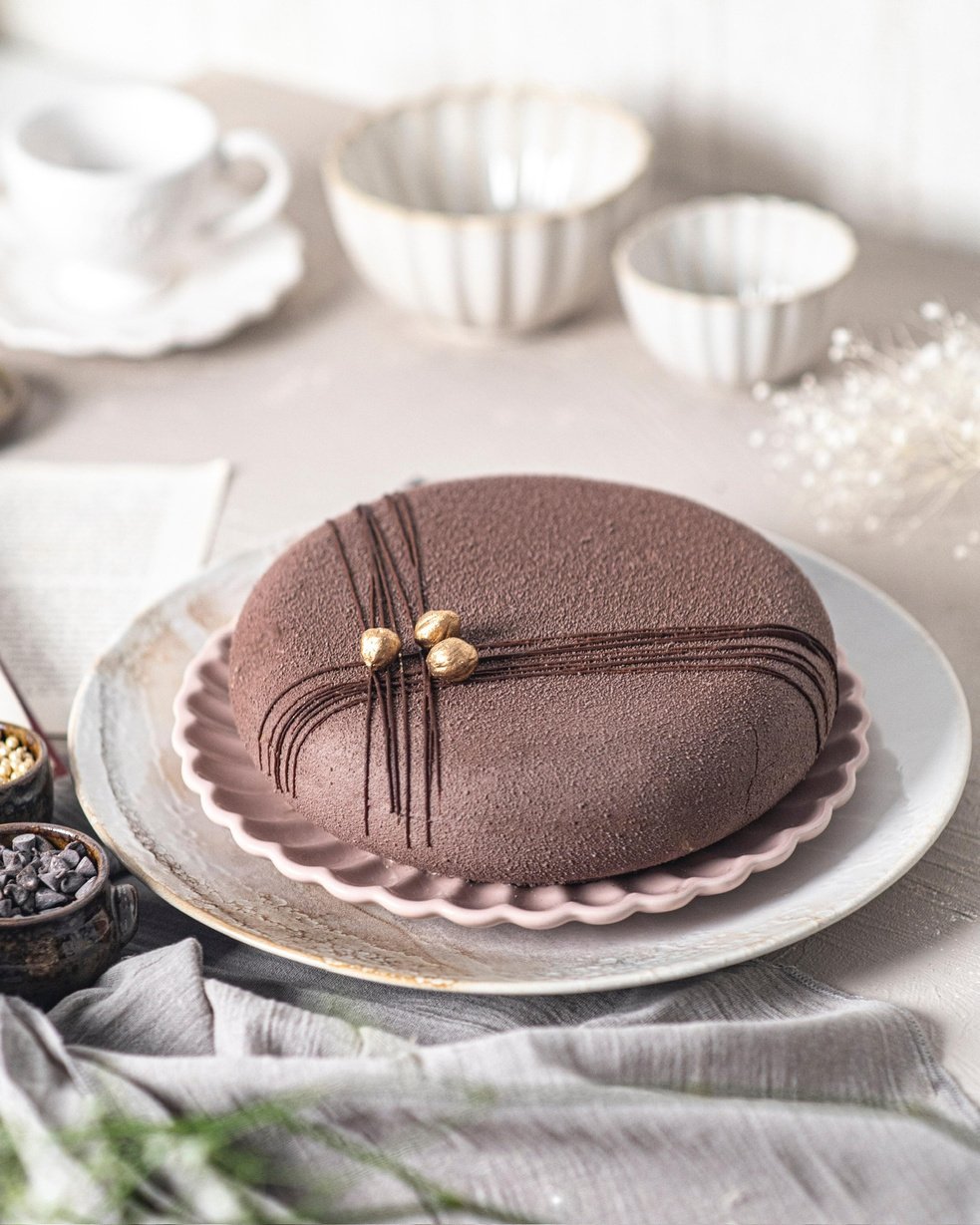 Entremet au chocolat avec flocage velours et décors