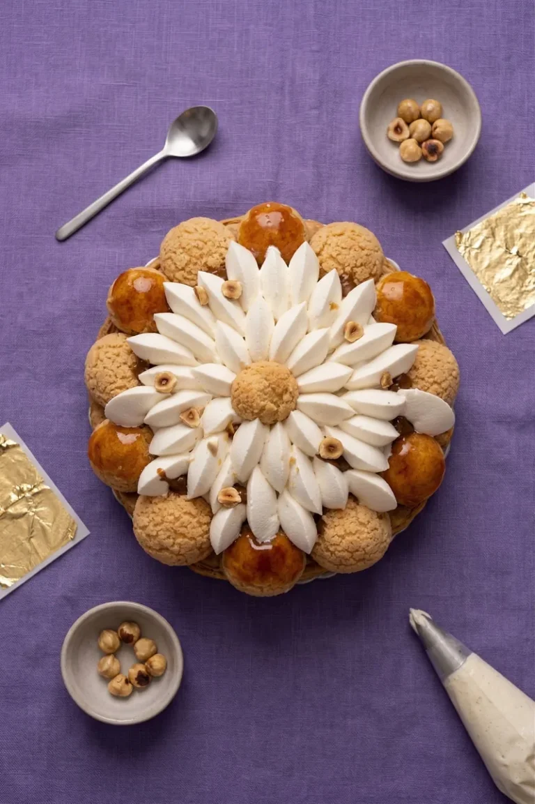 Saint-Honor&eacute; aux noisettes, choux caram&eacute;lis&eacute;s et p&eacute;tales de chantilly, vu de dessus