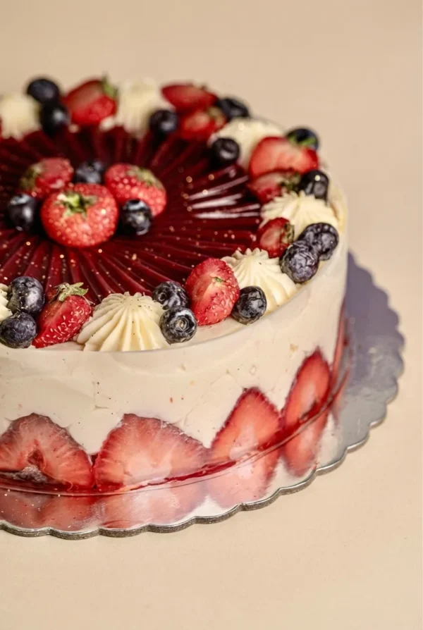 Fraisier aux fruits rouges et fraises coup&eacute;es apparentes