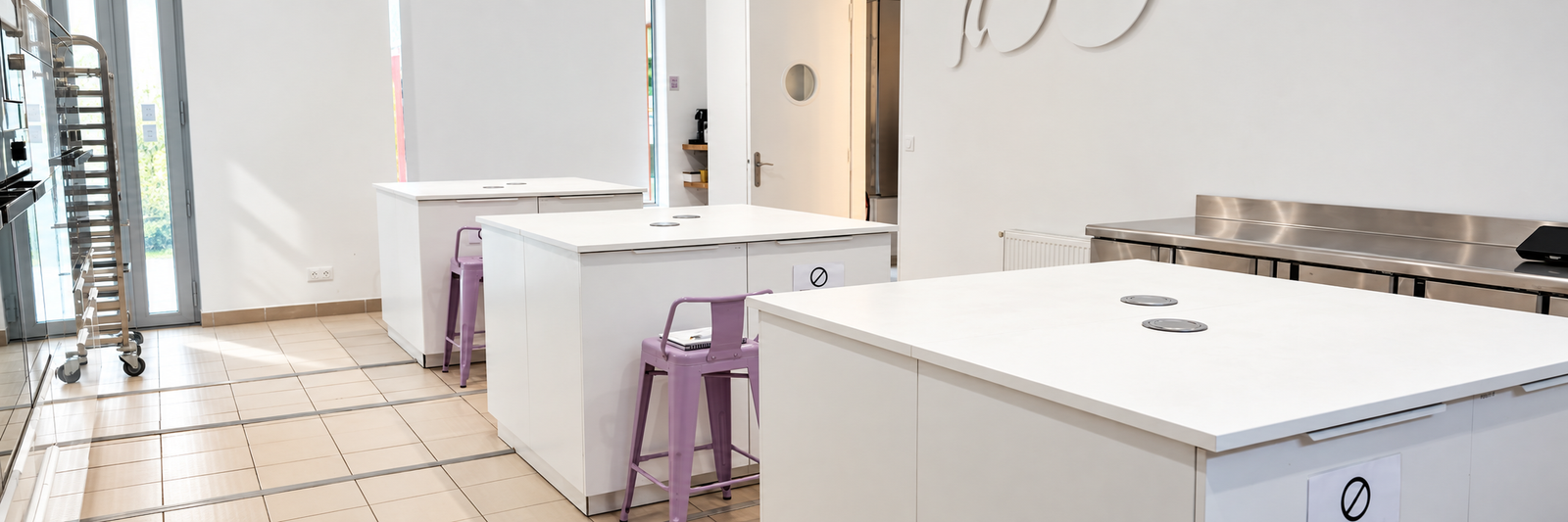 Le laboratoire Dream Pastry à Rosny-sous-Bois : plans de travail en inox, fours et postes individuels