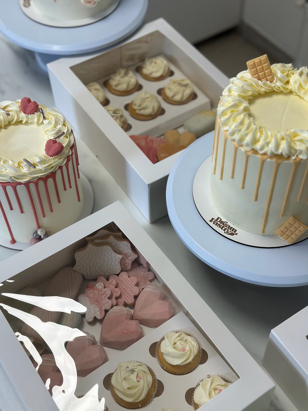 Layer cakes décorés et petits gâteaux assortis Dream Pastry