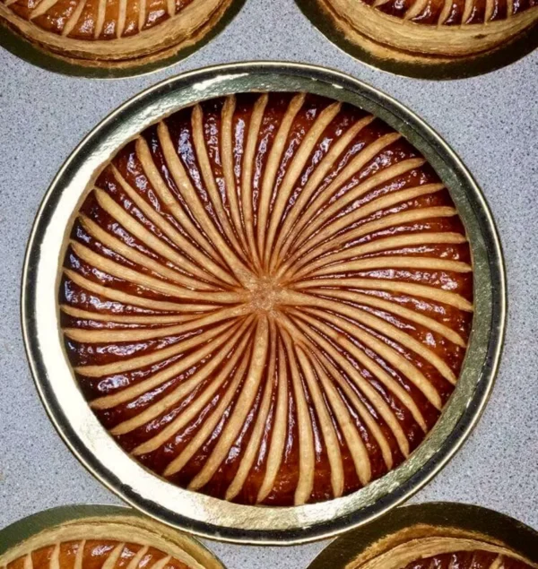 Pithiviers dor&eacute; et ray&eacute; en rosace, vu de dessus