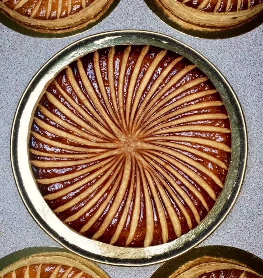 Pithiviers doré rayé, vu de dessus dans son cercle