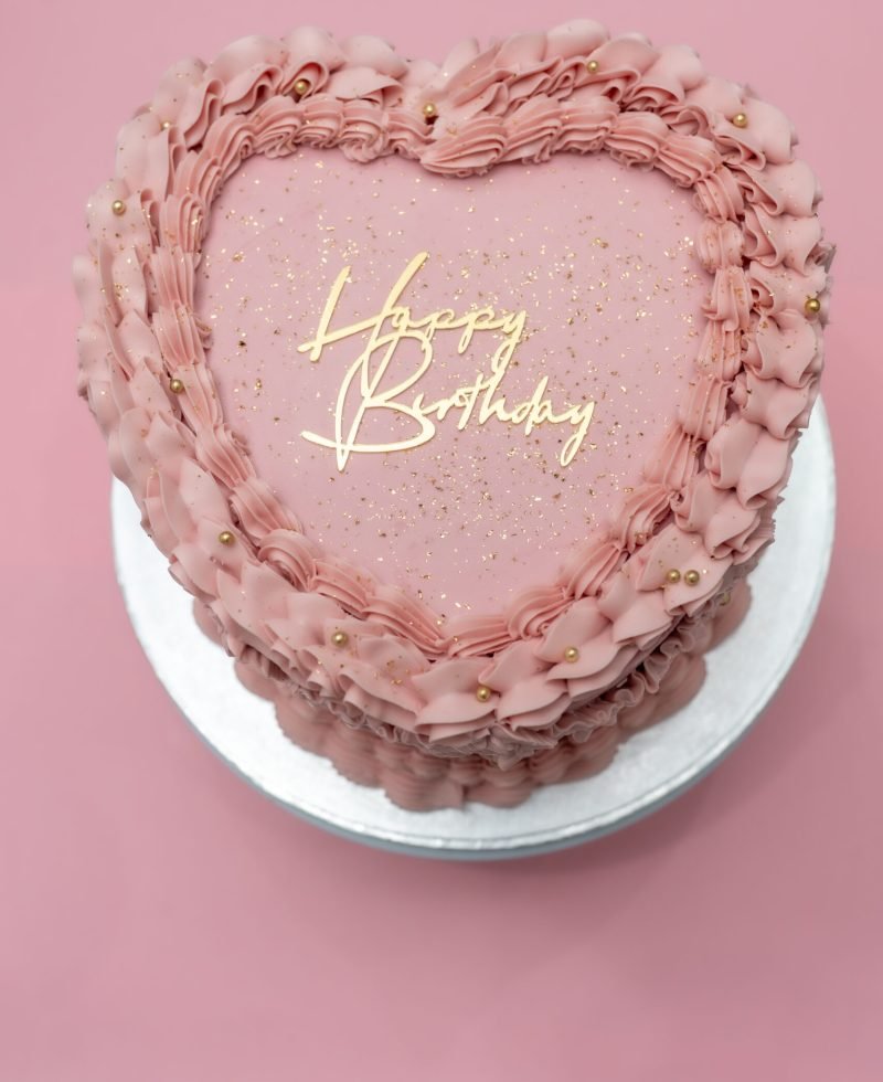 Vintage cake en forme de cœur avec inscription “Happy Birthday”, décor rétro élégant
