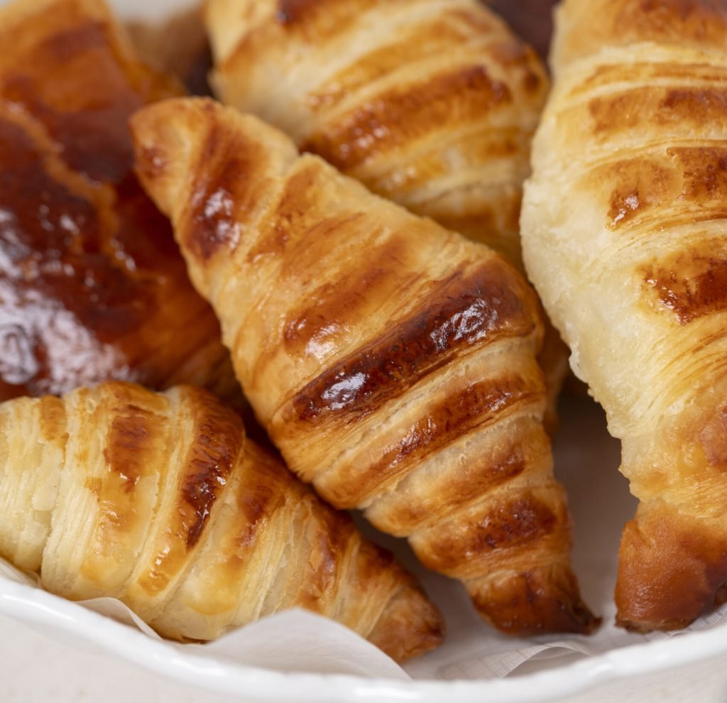 préparation pâte viennoiseries maison dans saladier